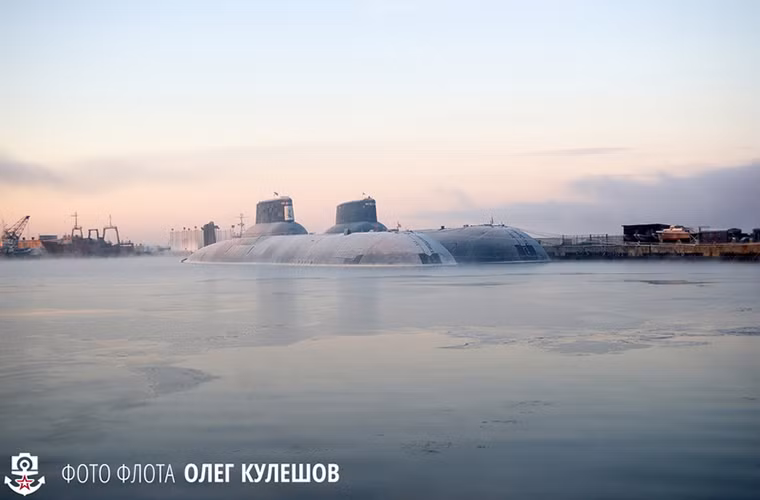 Project 941 Akula được NATO định danh là lớp Typhoon do Cục thiết kế hàng hải Rubin của Liên Xô thiết kế. Chiếc đầu tiên được đưa vào trang bị là Dmitriy Donskoy vào năm 1981 và cũng là chiếc duy nhất còn hoạt động. Theo kế hoạch ban đầu Hải quân Liên Xô dự định sẽ đưa vào trang bị 7 chiếc Project 941 nhưng sau đó chỉ có 6 chiếc được đóng mới. Nguồn ảnh: English Russia