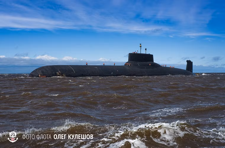 Các tàu ngầm hạt nhân thuộc Project 941 có lượng giãn nước tối đa khi nổi 24,500 và khi lặn là 48,000, nó có chiều dài tới 175m và rộng 23m đây cũng là một trong những mẫu tàu ngầm hạt nhân có kích thước lớn nhất thế giới. Chúng được trang bị hai lò phản ứng hạt nhân OK-650 để vận hành hai động cơ tuabin có công suất 49.600 mã lực cho mỗi chiếc. Ảnh là tàu ngầm hạt nhân chiến lược Dmitriy Donskoy của Hải quân Nga. Nguồn ảnh: English Russia