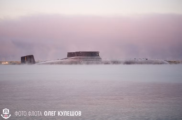 Theo mạng ES, vào mùa thu năm nay Hải quân Nga sẽ cho tháo dỡ hai tàu ngầm hạt nhân lớn nhất thế giới thuộc Project 941 Akula là Arkhangelsk và Severstal được đưa vào trang bị từ thời Liên Xô. Được biết cả hai tàu ngầm này đều thuộc Hạm đội Biển Bắc và đều đã ngưng hoạt động. Nguồn ảnh: English Russia