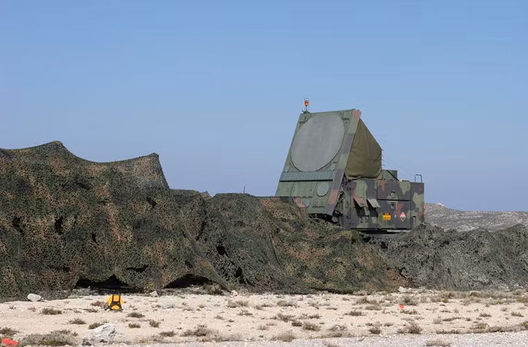 Sau đó phía Israel đã ra quyết định bắn hạ chiếc UAV này bằng hệ thống tên lửa đánh chặn Patriot PAC-2. Sẽ không có gì đáng nói nếu như chiếc UAV trên bị bắn hạ, tuy nhiên trớ trêu thay là tên lửa phòng không của Israel lại không thể làm tròn nhiệm vụ của mình.