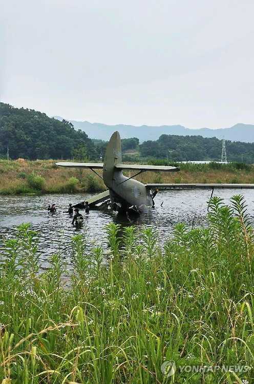 Ngac nhien may bay An-2 Khong quan Han Quoc gap nan