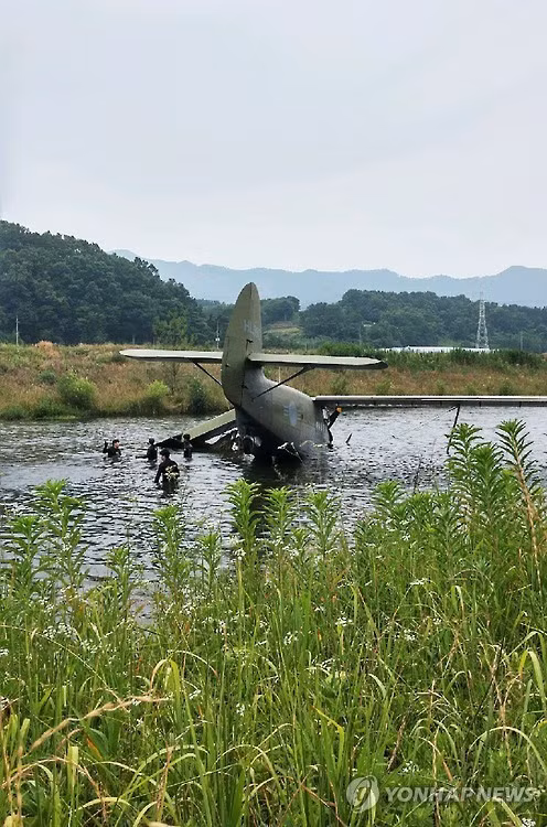 Ngac nhien may bay An-2 Khong quan Han Quoc gap nan