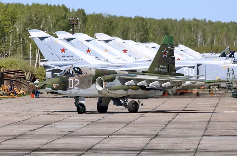 Chiếc Su-25SM quay trở lại căn cứ sau khi hoàn tất buổi thử nghiệm của mình.