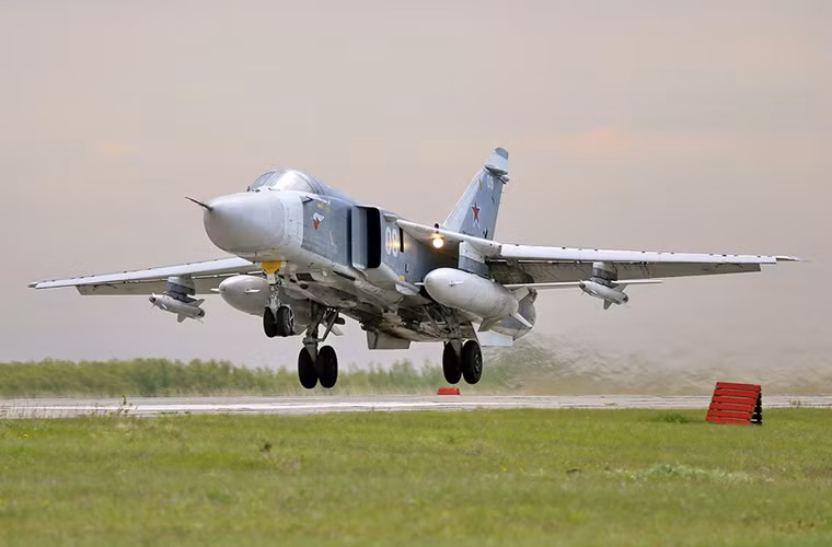 Khác với số phận của Su-25SM, Không quân Nga đang lên kế hoạch cho nghỉ hưu hoàn toàn phi đội Su-24 ở tất cả các biến thể và thay thế chúng sẽ là những chiếc tiêm kích bom thế hệ mới Su-34.