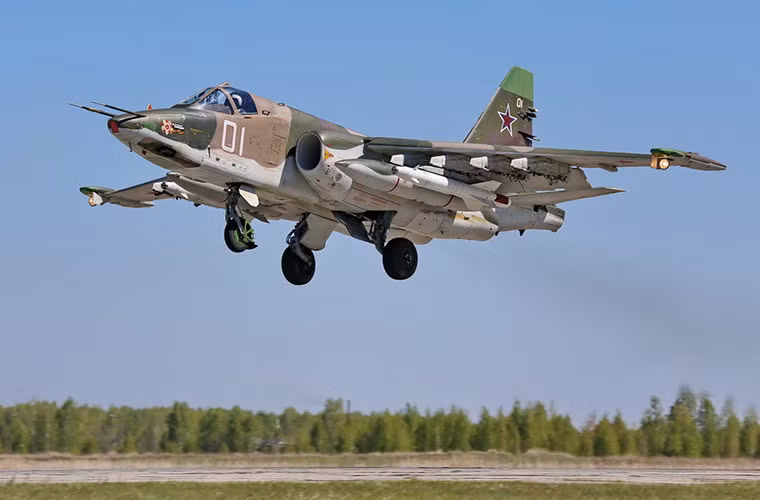 Hình ảnh một chiếc Su-25SM cất cánh từ Safakulevo mang theo hai tên lửa tấn công mặt đất Kh-25.