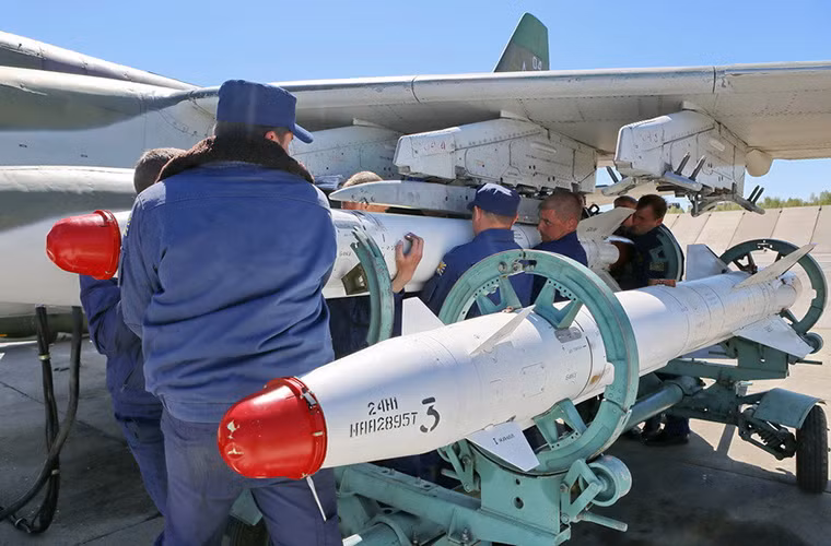 Trong tình huống giả định, phi đội hỗn hợp gồm Su-25SM và Su-24M sẽ vượt qua hệ thống phòng không của đối phương, triển khai 50 tên lửa Kh-25 cùng 20 bom cỡ nhỏ (100kg-500kg) tấn công các mục tiêu được định trước.