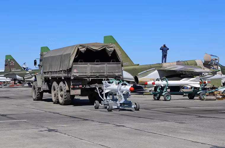 Kh-25 cũng là một trong những dòng tên lửa không đối đất được Không quân Nga sử dụng trong chiến dịch quân sự chống khủng bố tại Syria cũng trên các phi đội Su-25SM và Su-24M.
