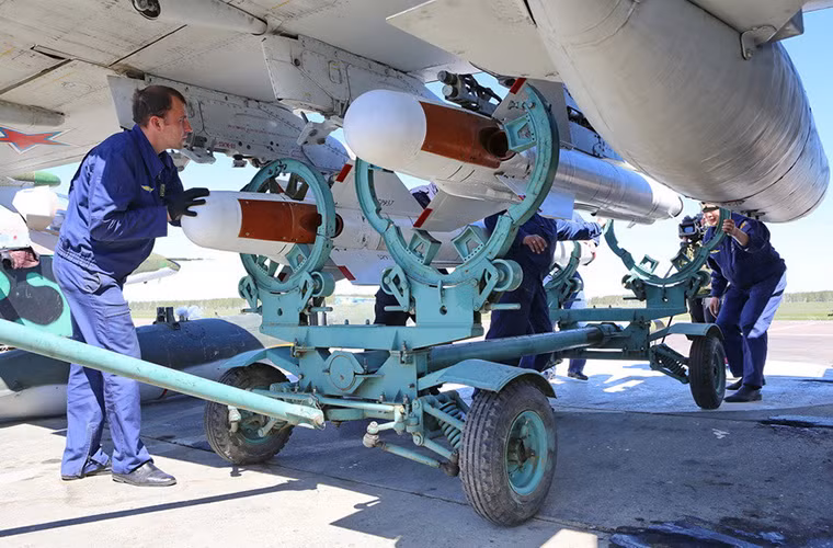 Các nhân viên kỹ thuật mặt đất đang gắn Kh-25 lên trên một chiếc Su-24M.