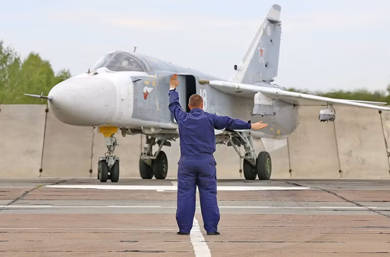 Hình ảnh một chiếc Su-24M được nhân viên mặt đất hướng dẫn vào vị trí tập kết sau khi kết thúc buổi thử nghiệm vào cuối ngày.