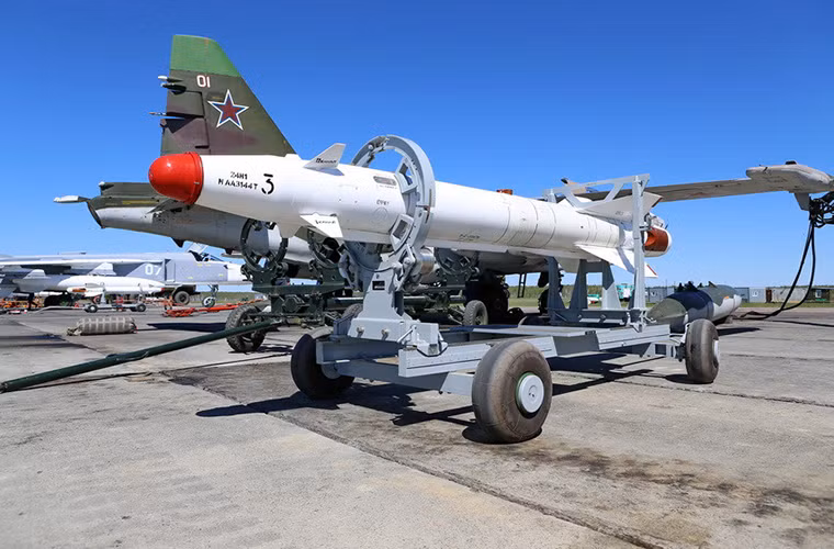 Trang quân sự Arms-Expo đưa tin cho hay, tại trung tâm thử nghiệm bay Safakulevo thuộc vùng Kurgan Không quân Nga vừa có đợt thử nghiệm lô tên lửa không đối đất mới với những chiếc cường kích Su-25SM và tiêm kích bom Su-24M. Đợt thử nghiệm này do Quân khu Trung Tâm của Nga tổ chức nhằm kiểm tra khả năng sẵn sàng chiến đấu của số tên lửa có trong trang bị.