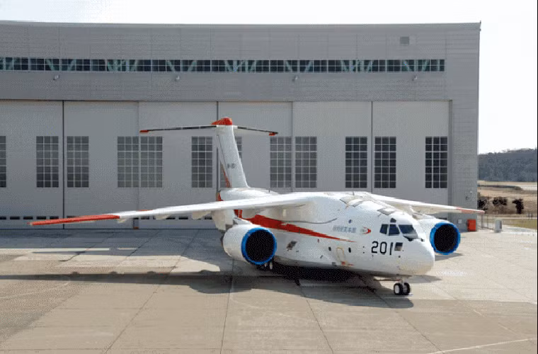 Tuy nhiên dù được Kawasaki thiết kế và phát triển nhưng Kawasaki C-2 lại sử dụng mẫu động cơ phản lực CF6-80C2K1F do GE Aviation một công ty hàng không của Mỹ sản xuất. Điều này cũng xảy ra với hầu hết các mẫu máy bay quân sự nội địa của Nhật Bản. Nguồn ảnh: Sina