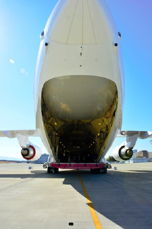 Kawasaki C-2 có thể chở theo tối đa 37.6 tấn hàng hóa với 8 pallet tiêu chuẩn 463L dành cho không vận hoặc 1 trực thăng vận tải đa năng UH-60JA hoặc 1 pháo tự hành chống tăng MCV. Nguồn ảnh: Sina