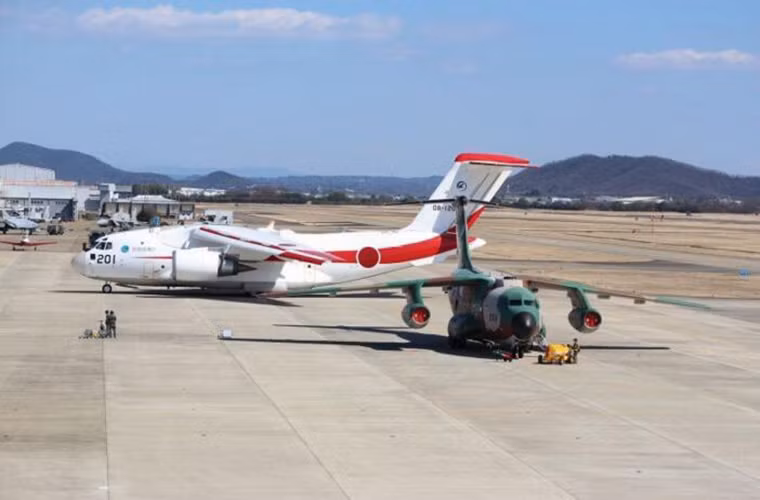 Trong khi người tiền nhiệm Kawasaki C-1 được Lực lượng Phòng vệ Nhật Bản đưa vào trang bị từ cuối những năm 1970 thì số phận của Kawasaki C-2 lại khá lận đận khi cho tới nay Bộ Quốc phòng Nhật Bản vẫn chưa thể xác định rõ thời gian đưa vào trang bị dòng máy bay vận tải quân sự này. Nguồn ảnh: Sina