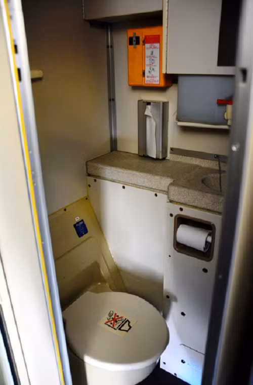 Dù là một mẫu máy bay quân sự nhưng bên trong Kawasaki C-2 vẫn khá đầy đủ tiện nghị dành cho phi hành đoàn. Nguồn ảnh: Sina