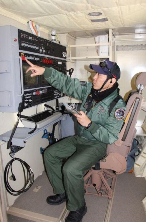 Bên trong Kawasaki C-2 cũng được trang bị hệ thống liên lạc vô tuyến điện tử riêng biệt. Nó có phi hành đoàn gồm 3 người với hai phi công và một nhân viên hổ trợ vận tải. Nguồn ảnh: Sina