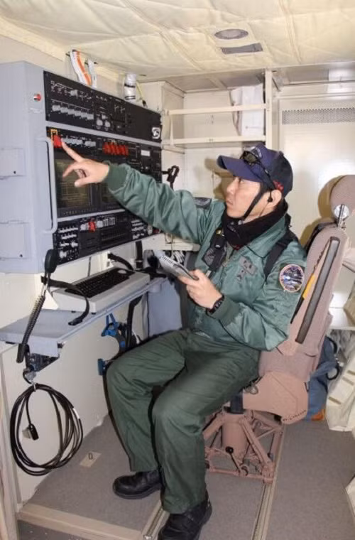 Bên trong Kawasaki C-2 cũng được trang bị hệ thống liên lạc vô tuyến điện tử riêng biệt. Nó có phi hành đoàn gồm 3 người với hai phi công và một nhân viên hổ trợ vận tải. Nguồn ảnh: Sina