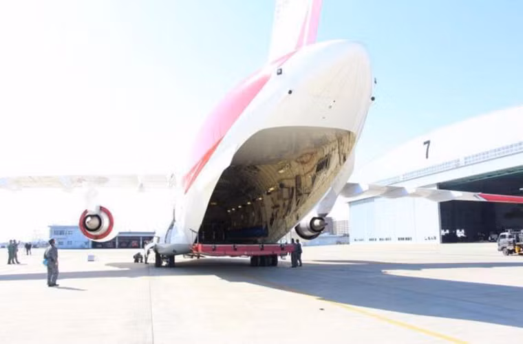 Như đã nói ở trên Kawasaki C-2 được trang bị hai động cơ phản lực CF6-80C2K1F có công suất 59.740 lbf mỗi chiếc với tốc độ bay tối đa 890km/h và có tầm bay 6.500km với 12 tấn hàng hóa. Nguồn ảnh: Sina