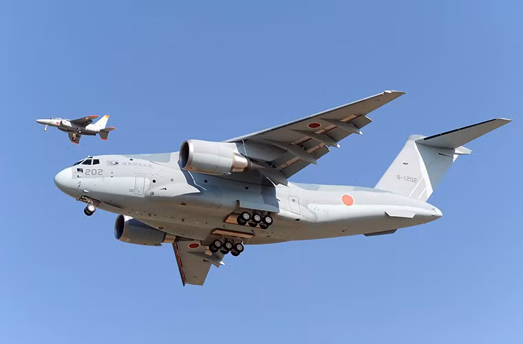 Hiện tại Kawasaki đã sản xuất hai nguyên mẫu đầu tiên của Kawasaki C-2 với đơn giá mỗi chiếc lên tới 136 triệu USD. Đây là một con số không hề nhỏ dành cho một chiếc máy bay vận tải quân sự, nhưng theo kế hoạch nếu được đưa vào trang bị Bộ Quốc phòng Nhật Bản sẽ đặt mua ít nhất 40 chiếc Kawasaki C-2 từ Kawasaki. Nguồn ảnh: Sina