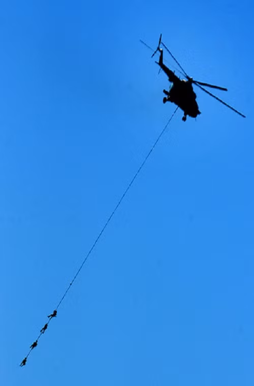 Trực thăng vận tải đa năng Mi-8 của Nga mang theo lực lượng đặc nhiệm đổ bộ từ trên không.