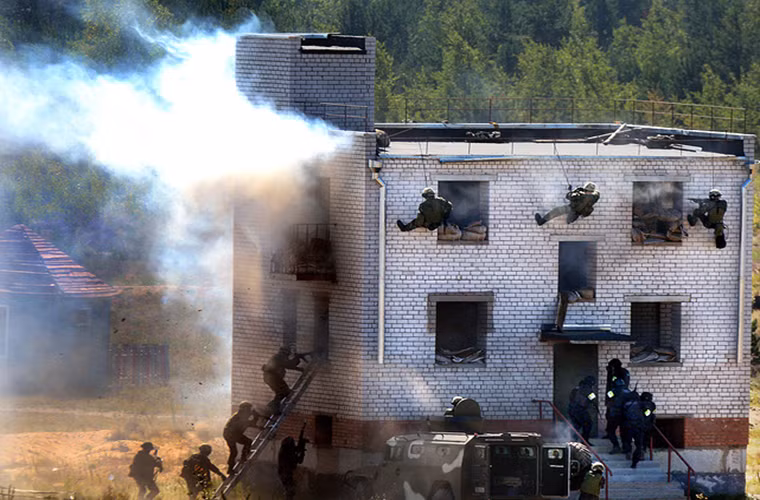 Unbreakable Brotherhood – 2016 chính thức được diễn ra vào hôm 23/8 và kết thúc vào hôm 27/8 vừa rồi tại Brest. Các hoạt động chính của đợt tập trận này vẫn là xoay quanh diễn tập chống khủng bố, bạo loạn và triển khai các đơn vị phản ứng nhanh đến vùng chiến sự.