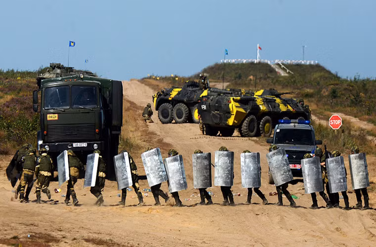 Không như các đợt tập trận của CSTO diễn ra vào đầu năm Unbreakable Brotherhood chủ yếu xoay quanh về vấn đề an ninh nội địa các nước thành viên của tổ chức này.