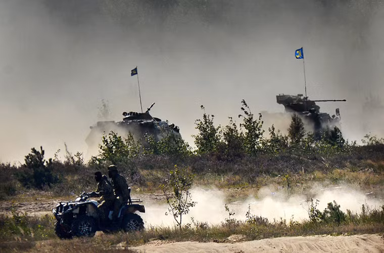 Còn dưới mặt đất là xe bọc thép BTR-80, BTR-82A và lực lượng bộ binh.