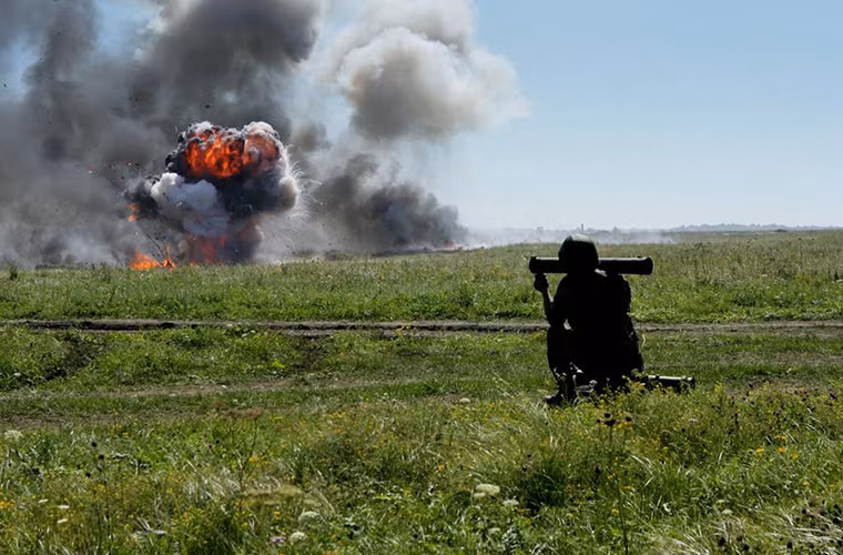 Hình ảnh binh sĩ Nga sử dụng súng phóng lựu mang đạn nhiệt áp RPO-A tiêu diệt mục tiêu giả định của đối phương.