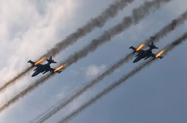 Trên không cũng có sự hổ trợ của phi đội cường kích Su-25SM, đây cũng là một trong những chiếc đấu cơ được Nga triển khai ở Syria sau này.