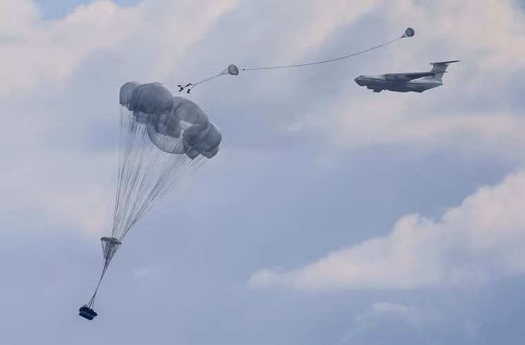 Bên cạnh việc xây dựng các sư đoàn bộ binh cơ giới đông đảo, Quân đội Nga còn phát triển lực lượng đổ bộ đường không thành một phần lực lượng phản ứng nhanh với khả năng triển khai ở bất kỳ đâu trên thế giới. Hình ảnh xe bọc thép đổ bộ đường không BMD-3 của Quân đội Nga được thả xuống từ máy bay vận tải quân sự hạng nặng IL-76.