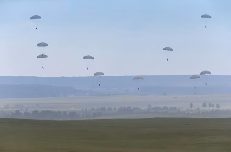 Lực lượng Đổ bộ Đường không Nga được triển khai dưới sự hổ trợ của lực lượng cơ giới mặt đất.