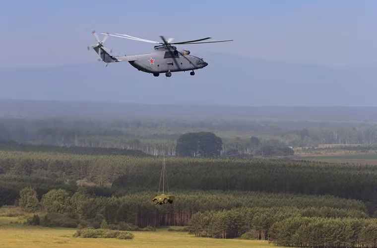 Ở một khu vực khác những chiếc trực thăng vận tải hạng nặng Mi-26 đang di chuyển các phương tiện cơ giới về điểm tập kết.