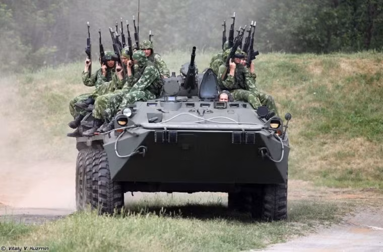 Kiểu tác chiến điển hình của các đơn vị bộ binh cơ giới Nga hiện tại vẫn là triển khai đợt tấn công với sự hỗ trợ hỏa lực từ xe tăng chiến đấu chủ lực cùng xe chiến đấu bộ binh sau đó là xe bọc thép chở quân đi kèm với lực lượng bộ binh. Đáng lưu ý, kiểu khiến thuật này được Quân đội Liên Xô phát triển từ thời Chiến tranh Lạnh, nó đã lỗi thời hơn 20 năm so với kiểu tác chiến mới của Phương Tây.