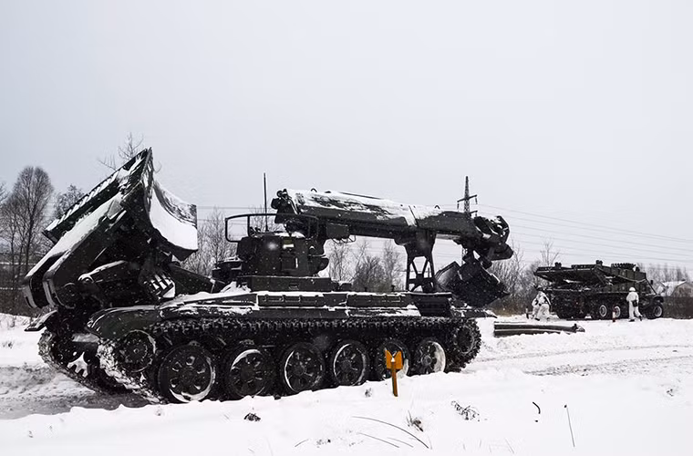 IRM-2 là một trong những dòng xe bọc thép công binh tiêu chuẩn của Quân đội Nga, nó được Liên Xô phát triển dựa trên khung gầm của xe tăng chiến đấu chủ lực T-72.