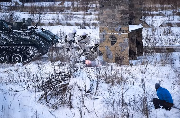 Trong ảnh là các binh sĩ Nga diễn tập phòng thủ với IRM “Beetle”.