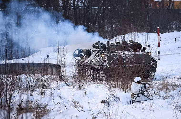 Chiếc IRM “Beetle” diễn tập hỗ trợ bộ binh trên trận địa, dù không được trang bị vũ khí hạng nặng nhưng mẫu xe trinh sát đa năng này vẫn có một tháp pháo cỡ nhỏ với súng máy 7,62mm.