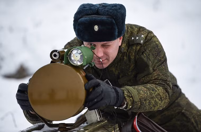 Trong ảnh là một binh sĩ Nga đang cài mìn chống tăng TM-83. Mẫu mìn chống tăng này được Nga giới thiệu lần đầu tiên vào năm 1993 và nó được trang bị một thiết bị cảm biến địa chấn và định vị bằng hồng ngoại.