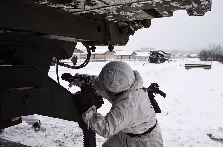 Ở một góc khác một binh sĩ Nga đang chuẩn bị để triển khai cầu cơ giới tự hành hạng nặng TMM-3M.