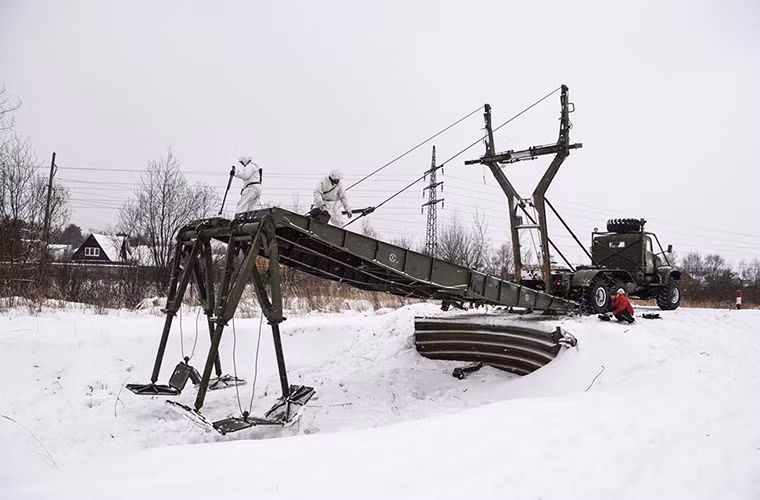 Có một thực tế là đa phần các trang thiết bị cơ giới của Công binh Nga đều được phát triển và đưa vào trang bị từ thời Liên Xô, tuy nhiên chúng vẫn được đánh giá là hiệu quả khi so với các các phương tiện cơ giới công binh của Phương Tây.