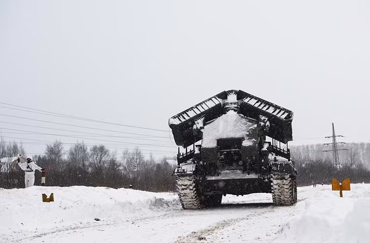 Đi theo sau chiếc IRM “Beetle” là xe bọc thép công binh IRM-2.