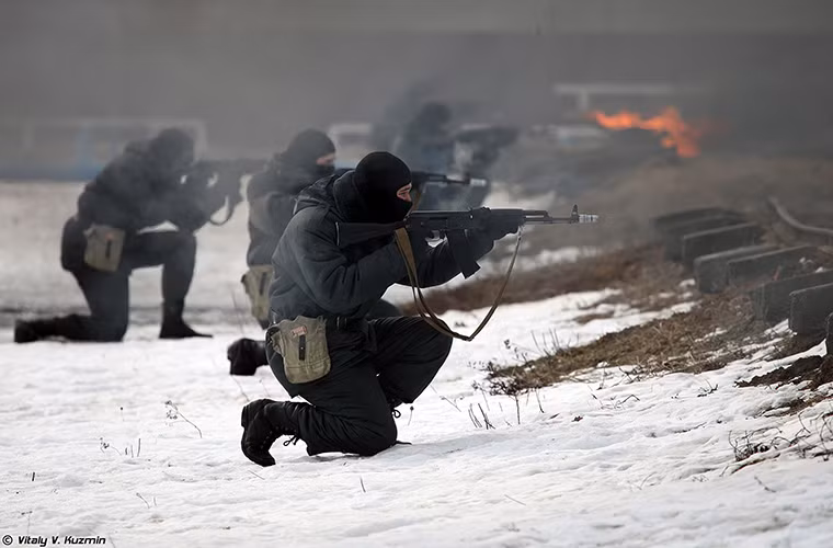 Hình ảnh đợt diễn tập chống khủng bố được tổ chức bên trong căn cứ huấn luyện của MVD ở ngoại ô Moscow. Nguồn ảnh: Vitaly Kuzmin