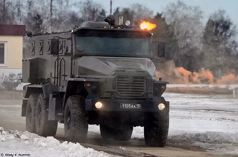 Sau màn trình diễn của Sư đoàn ODON là các đơn vị đặc nhiệm thuộc Trung tâm huấn luyện đặc nhiệm số 604 với xe bọc thép kháng mìn Ural-4320VV. Nguồn ảnh: Vitaly Kuzmin