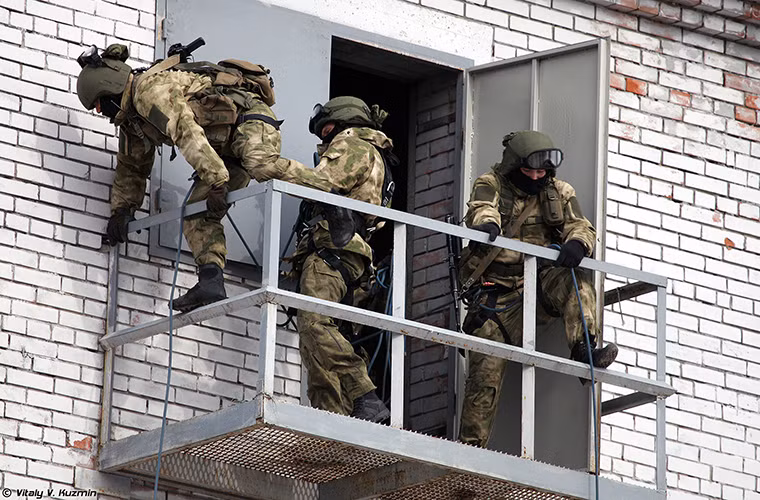 Các đơn vị đặc nhiệm chống khủng bố thuộc Bộ Nội vụ Nga ngày nay được trang tốt hơn so với thời Liên Xô thậm chí có phần vượt trội hơn các đơn vị thuộc quân đội. Họ được trang bị đầy đủ các loại vũ khí hiện đại nhất của Nga và có cả các đơn vị cơ giới riêng. Nguồn ảnh: Vitaly Kuzmin