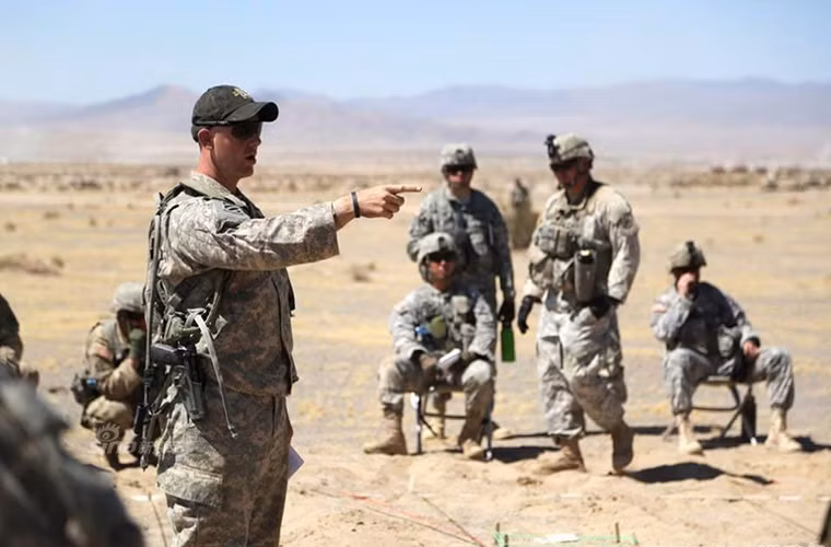 Chỉ huy Sư đoàn 1 của Mỹ hiện tại là Chuẩn tướng Wayne W. Grigsby Jr. ông nắm giữa chức vụ này từ năm 2015 cho tới nay. Hình ảnh các binh sĩ Mỹ nghỉ ngơi dưới cái nóng của Sa mạc Mojave với nhiệt độ trung bình ban ngày có thể lên tới 49 độ.