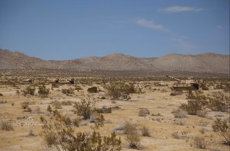 Trong ảnh là đội hình pháo M109A5 155mm của Sư đoàn 1 tại Fort Irwin.