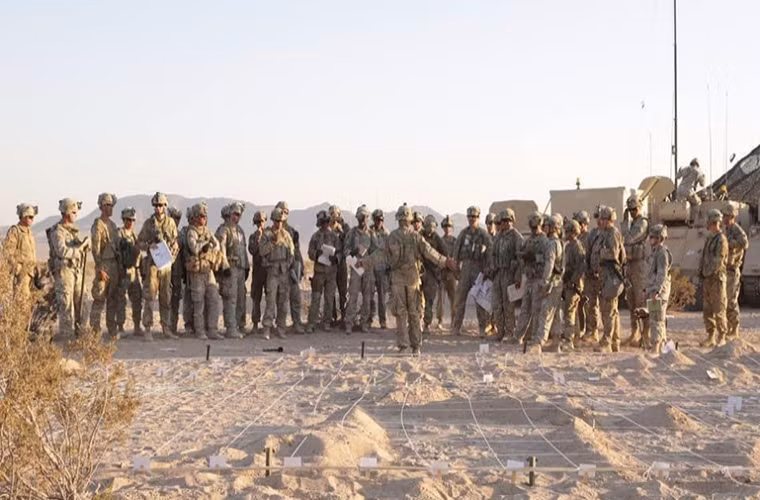 Hình ảnh một buổi họp tác chiến giữa chỉ huy các đơn vị Sư đoàn 1 tại Fort Irwin.