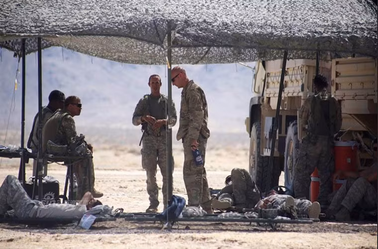 Hình ảnh các binh sĩ Mỹ nghỉ ngơi dưới cái nóng của Sa mạc Mojave với nhiệt độ trung bình ban ngày có thể lên tới 49 độ.