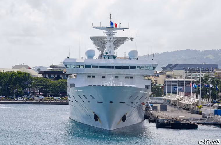 Dù được đặt tên giống nhau nhưng Yuan Wang 1 và Yuan Wang 2 có thiết kế khác so với các tàu Yuan Wang thế hệ mới hiện tại. Từ Yuan Wang 3 trở đi lớp tàu do thám này được trang bị cụm ba ăng-ten cỡ lớn có đường kính từ 10-12m có tầm hoạt động lên đến 4.500km.