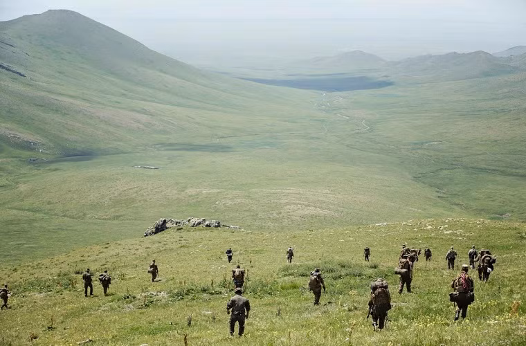 Trong ảnh là các binh sĩ Mông Cổ và một đơn vị Vệ binh Quốc gia Mỹ trong một đợt huấn luyện chung giữa hai nước có tên Khaan Ques diễn ra tại trung tâm huấn luyện “Năm đồi” của Mông Cổ.