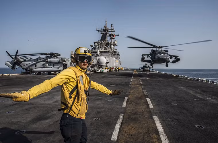 Hoạt động tấp nập bên trên boong tàu tấn công đổ bộ USS Essex thuộc lớp Wasp của Hải quân Mỹ.
