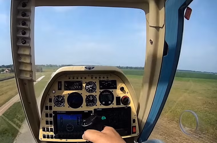 Mang tiếng là trực thăng tấn công nhưng thiết kế buồng lái của VV-2 lại khá sơ sài và không được trang bị gì nhiều, buồng lái phía sau của mẫu trực thăng này là dành cho phi công phụ để điều khiển hệ thống vũ khí.